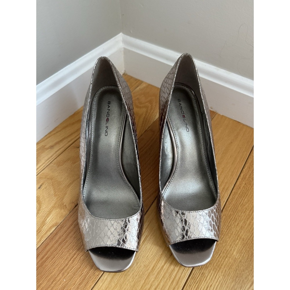 BANDOLINO Peep Toe Wedge Pumps Women's Size 8M Silver Reptile Scale Print 3" - Picture 3 of 10